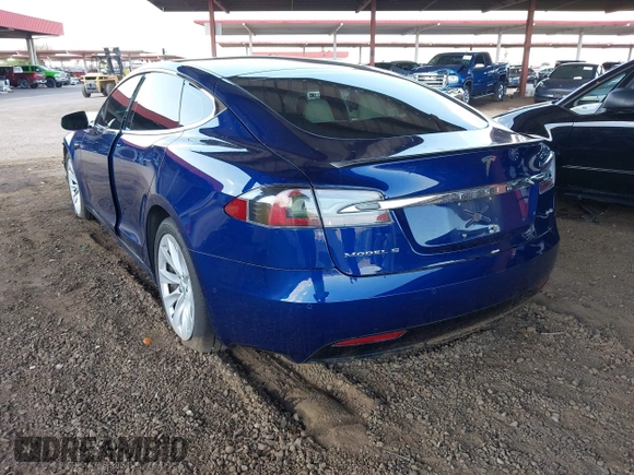 2017 Tesla Model S 100D z VIN 5YJSA1E21HF190815, wystawiony jako IAAI lot #42422004 z przebiegiem 99 938 mil mil oraz . Historia ofert i sprzedaży dostępna na DreamBid. Obrazek 3.
