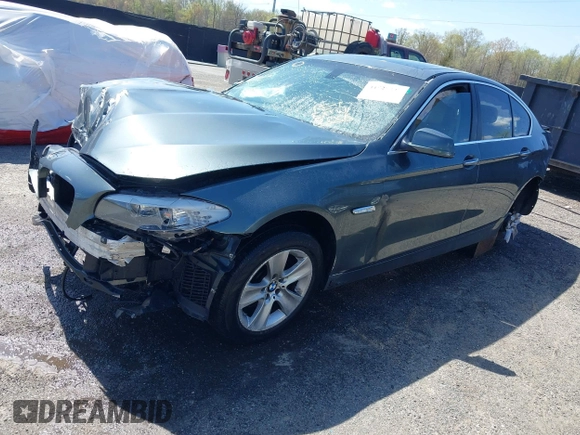 2013 BMW 5 Series 528i xDrive z VIN WBAXH5C56DDW13425, wystawiony jako IAAI lot #41927530 z przebiegiem 120 847 mil mil oraz . Historia ofert i sprzedaży dostępna na DreamBid. Obrazek 16.