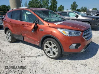 2019 Ford Escape Titanium z VIN 1FMCU9J90KUC24993, wystawiony jako Copart lot #61917895 z przebiegiem 57 101 mil mil oraz Czysty tytuł • Clean title. Historia ofert i sprzedaży dostępna na DreamBid. Obrazek 4.