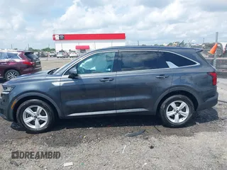 2021 Kia Sorento LX z VIN 5XYRG4LC7MG053164, wystawiony jako IAAI lot #42147600 z przebiegiem 85 481 mil mil oraz . Historia ofert i sprzedaży dostępna na DreamBid. Obrazek 15.