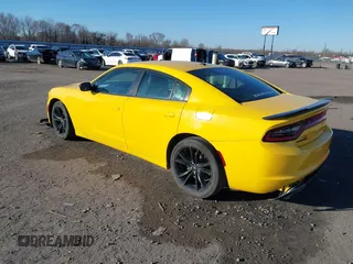2017 Dodge Charger SE z VIN 2C3CDXBG3HH581574, wystawiony jako IAAI lot #41603421 z przebiegiem 106 209 mil mil oraz . Historia ofert i sprzedaży dostępna na DreamBid. Obrazek 3.