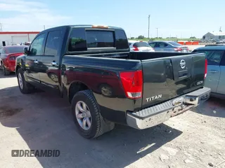2008 Nissan Titan SE z VIN 1N6BA07D08N313205, wystawiony jako IAAI lot #42790513 z przebiegiem 154 131 mil mil oraz . Historia ofert i sprzedaży dostępna na DreamBid. Obrazek 3.