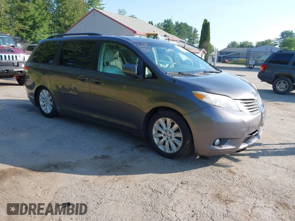 2012 Toyota Sienna XLE z VIN 5TDDK3DC9CS036692, wystawiony jako IAAI lot #42861841 z przebiegiem 122 070 mil mil oraz . Historia ofert i sprzedaży dostępna na DreamBid. Obrazek 1.