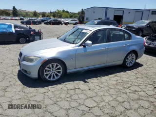 2011 BMW 3 Series 328i z VIN WBAPH5C50BA441729, wystawiony jako Copart lot #61312145 z przebiegiem 141 489 mil mil oraz Szkoda całkowita • Salvage title. Historia ofert i sprzedaży dostępna na DreamBid. Obrazek 1.