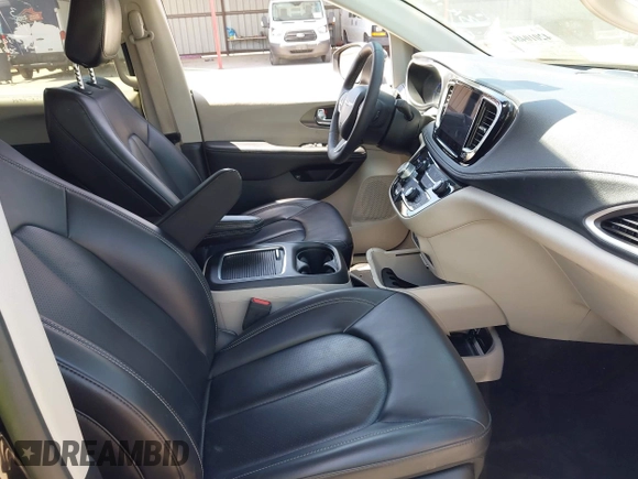 2023 Chrysler Pacifica Hybrid Touring L z VIN 2C4RC1L77PR540958, wystawiony jako IAAI lot #42010484 z przebiegiem 61 166 mil mil oraz . Historia ofert i sprzedaży dostępna na DreamBid. Obrazek 5.