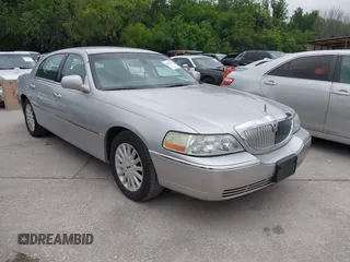 2003 Lincoln Town Car Signature z VIN 1LNHM82W13Y640985, wystawiony jako IAAI lot #42294241 z przebiegiem 230 556 mil mil oraz . Historia ofert i sprzedaży dostępna na DreamBid. Obrazek 1.