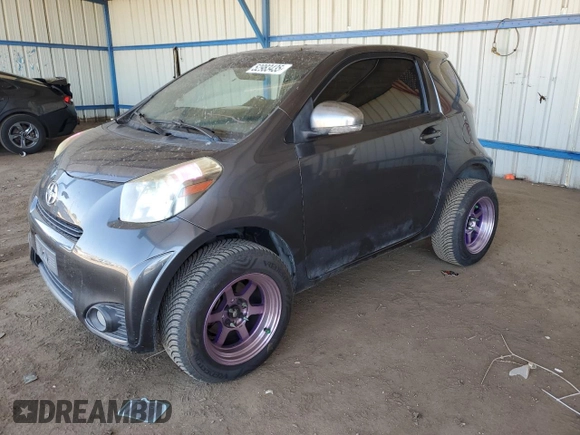 2012 Scion iQ z VIN JTNJJXB09CJ012794, wystawiony jako Copart lot #52983435 z przebiegiem 135 927 mil mil oraz Szkoda całkowita • Salvage title. Historia ofert i sprzedaży dostępna na DreamBid. Obrazek 1.