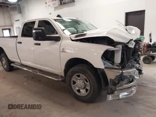 2023 Ram 2500 Tradesman z VIN 3C6UR5HL0PG529660, wystawiony jako IAAI lot #41491722 z przebiegiem 43 672 mil mil oraz . Historia ofert i sprzedaży dostępna na DreamBid. Obrazek 1.