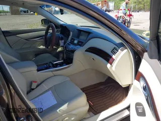 2015 Infiniti Q70 z VIN JN1BY1AR1FM560845, wystawiony jako IAAI lot #42165981 z przebiegiem 75 767 mil mil oraz . Historia ofert i sprzedaży dostępna na DreamBid. Obrazek 5.