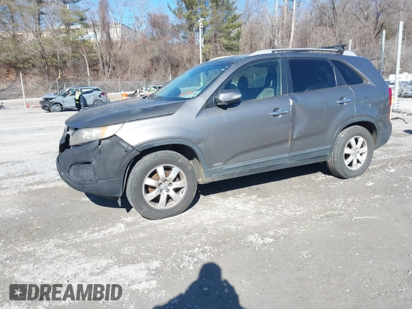 2013 Kia Sorento LX with VIN 5XYKTDA21DG338546, listed as a IAAI auction lot 41447585 with 317,710 mi miles. Bid and sale history available at carsss.com. Image 2.