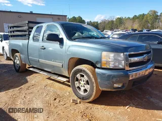 2008 Chevrolet Silverado 1500 1LT with VIN 2GCEC19J281258809, listed as a IAAI auction lot 40894258 with 297,614 mi miles and . Bid and sale history available at DreamBid. Image 1.