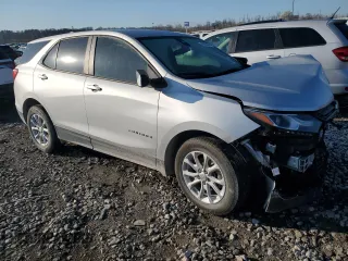 2020 Chevrolet Equinox LS z VIN 3GNAXSEV5LS613851, wystawiony jako Copart lot #49829095 z przebiegiem Nie podano mil oraz Szkoda całkowita • Salvage title. Historia ofert i sprzedaży dostępna na DreamBid. Obrazek 4.