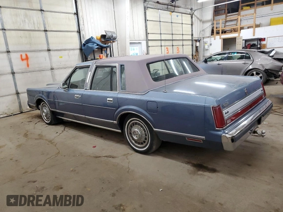 1988 Lincoln Town Car z VIN 1LNBM81F2JY754921, wystawiony jako Copart lot #76236564 z przebiegiem 593 215 mil mil oraz Szkoda całkowita • Salvage title. Historia ofert i sprzedaży dostępna na DreamBid. Obrazek 2.