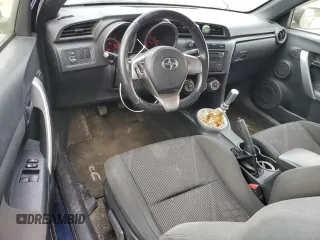 2013 Scion tC z VIN JTKJF5C76D3049435, wystawiony jako Copart lot #57429355 z przebiegiem 137 913 mil mil oraz Tytuł czysty. Historia ofert i sprzedaży dostępna na DreamBid. Obrazek 8.