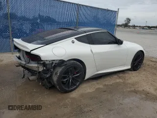 2023 Nissan Z Performance z VIN JN1BZ4BH3PM310951, wystawiony jako Copart lot #79760904 z przebiegiem 9 210 mil mil oraz Nie do naprawy • Non repairable. Historia ofert i sprzedaży dostępna na DreamBid. Obrazek 3.