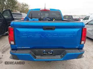 2024 Chevrolet Colorado 2WD LT z VIN 1GCGSCECXR1154560, wystawiony jako IAAI lot #41388658 z przebiegiem 12 909 mil mil oraz . Historia ofert i sprzedaży dostępna na DreamBid. Obrazek 17.
