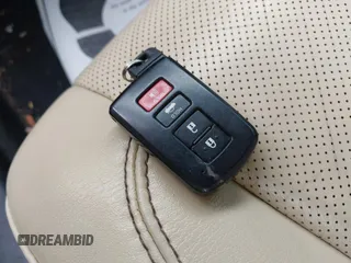 2013 Toyota Avalon XLE z VIN 4T1BK1EBXDU028546, wystawiony jako IAAI lot #42352506 z przebiegiem 144 139 mil mil oraz . Historia ofert i sprzedaży dostępna na DreamBid. Obrazek 11.
