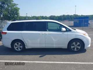 2011 Toyota Sienna LE AAS с VIN 5TDKK3DC7BS035000, выставлен на аукционе IAAI как лот 42571776 с пробегом 75 928 миль миль и . История ставок и продаж доступна на DreamBid. Изображение 13.