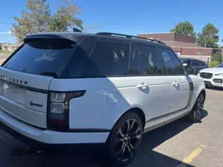 2017 Land Rover Range Rover z VIN SALGW2FE9HA351421, wystawiony jako Copart lot #72602724 z przebiegiem 80 494 mil mil oraz Czysty tytuł • Clean title. Historia ofert i sprzedaży dostępna na DreamBid. Obrazek 4.