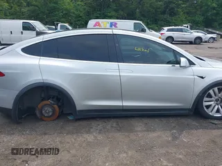 2016 Tesla Model X 70D z VIN 5YJXCAE25GF022898, wystawiony jako IAAI lot #39945988 z przebiegiem Nie podano mil oraz . Historia ofert i sprzedaży dostępna na DreamBid. Obrazek 12.