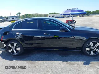 2024 Mercedes-Benz C 300 z VIN W1KAF4GB8RR219658, wystawiony jako IAAI lot #41864678 z przebiegiem 7933 mil mil oraz . Historia ofert i sprzedaży dostępna na DreamBid. Obrazek 14.