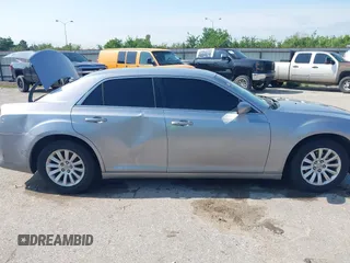 2014 Chrysler 300 z VIN 2C3CCAAG8EH161922, wystawiony jako IAAI lot #42195441 z przebiegiem 117 059 mil mil oraz . Historia ofert i sprzedaży dostępna na DreamBid. Obrazek 13.