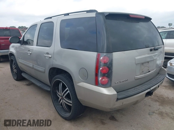 2008 GMC Yukon SLE w/3SA with VIN 1GKFC13C38R163590, listed as a IAAI auction lot 41518922 with 208,715 mi miles. Bid and sale history available at carsss.com. Image 3.
