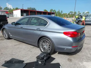 2019 BMW 5 Series 530i z VIN WBAJA5C50KBX87929, wystawiony jako IAAI lot #42546731 z przebiegiem 50 129 mil mil oraz . Historia ofert i sprzedaży dostępna na DreamBid. Obrazek 3.