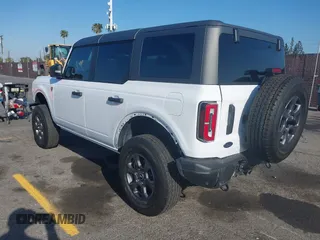2024 Ford Bronco Badlands z VIN 1FMEE9BP5RLA09693, wystawiony jako IAAI lot #42146875 z przebiegiem 5 806 mil mil oraz . Historia ofert i sprzedaży dostępna na DreamBid. Obrazek 3.