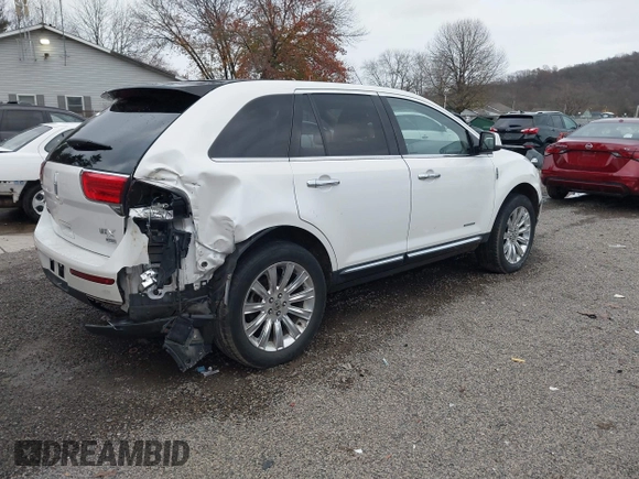 2011 Lincoln MKX with VIN 2LMDJ8JK0BBJ08813, listed as a IAAI auction lot 40978551 with 184,382 mi miles. Bid and sale history available at carsss.com. Image 4.