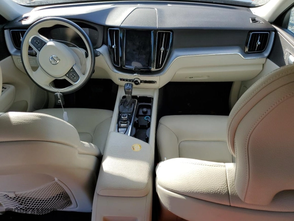 2019 Volvo XC60 Momentum with VIN LYV102DK3KB252102, listed as a Copart auction lot 82274704 with 0 mi miles and Salvage Title. Bid and sale history available at carsss.com. Image 8.