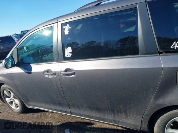2017 Toyota Sienna LE Auto Access Seat с VIN 5TDKZ3DC9HS772056, выставлен на аукционе IAAI как лот 41435461 с пробегом 158 777 миль миль и . История ставок и продаж доступна на DreamBid. Изображение 14.