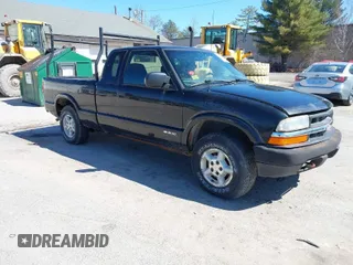 2002 Chevrolet S-10 LS with VIN 1GCDT19W528219000, listed as a IAAI auction lot 41971803 with 134,225 mi miles. Bid and sale history available at carsss.com. Image 1.