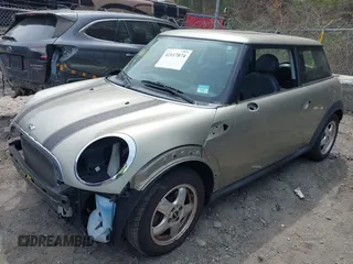2010 MINI Hardtop z VIN WMWMF3C52ATZ61026, wystawiony jako IAAI lot #42117874 z przebiegiem 121 080 mil mil oraz . Historia ofert i sprzedaży dostępna na DreamBid. Obrazek 2.