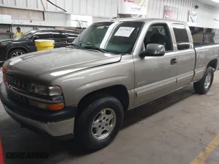 2000 Chevrolet Silverado 1500 LT with VIN 1GCEK19T4YE162277, listed as a IAAI auction lot 41777032 with 235,337 mi miles. Bid and sale history available at carsss.com. Image 2.