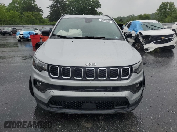 2024 Jeep Compass Latitude Lux z VIN 3C4NJDFN4RT134099, wystawiony jako Copart lot #58906095 z przebiegiem 4 257 mil mil oraz Szkoda całkowita • Salvage title. Historia ofert i sprzedaży dostępna na DreamBid. Obrazek 5.