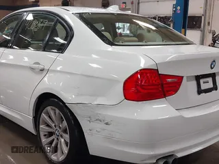 2011 BMW 3 Series 328i z VIN WBAPH5G57BNM82328, wystawiony jako IAAI lot #42130819 z przebiegiem 117 047 mil mil oraz . Historia ofert i sprzedaży dostępna na DreamBid. Obrazek 6.