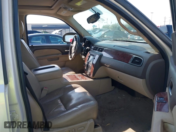 2010 Chevrolet Suburban LTZ with VIN 1GNUCKE06AR277074, listed as a IAAI auction lot 41828184 with 260,839 mi miles. Bid and sale history available at carsss.com. Image 5.
