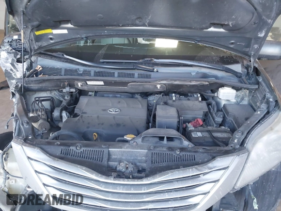 2011 Toyota Sienna XLE with VIN 5TDDK3DC6BS025101, listed as a IAAI auction lot 41473796 with 211,467 mi miles. Bid and sale history available at carsss.com. Image 10.