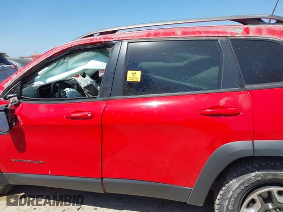 2019 Jeep Cherokee Trailhawk Elite with VIN 1C4PJMBX8KD305108, listed as a IAAI auction lot 41763970 with 70,705 mi miles. Bid and sale history available at carsss.com. Image 13.