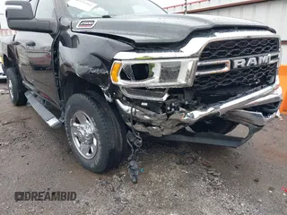 2023 Ram 2500 Tradesman z VIN 3C6UR5CL9PG593221, wystawiony jako IAAI lot #41959202 z przebiegiem 29 303 mil mil oraz . Historia ofert i sprzedaży dostępna na DreamBid. Obrazek 6.