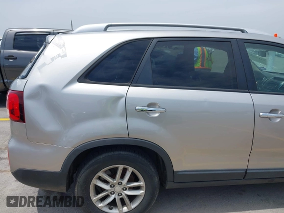 2014 Kia Sorento LX z VIN 5XYKT4A7XEG460996, wystawiony jako IAAI lot #42270696 z przebiegiem 105 677 mil mil oraz . Historia ofert i sprzedaży dostępna na DreamBid. Obrazek 14.