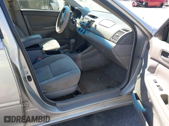 2004 Toyota Camry LE with VIN 4T1BE32K04U319290, listed as a IAAI auction lot 42019125 with 304,666 mi miles. Bid and sale history available at carsss.com. Image 5.