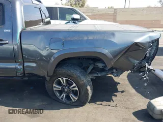 2022 Toyota Tacoma SR5 z VIN 3TMBZ5DN5NM036322, wystawiony jako IAAI lot #42437939 z przebiegiem 77 805 mil mil oraz . Historia ofert i sprzedaży dostępna na DreamBid. Obrazek 6.