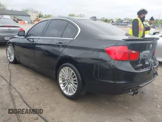 2013 BMW 3 Series 328i xDrive z VIN WBA3B3C55DF536295, wystawiony jako IAAI lot #42199448 z przebiegiem Nie podano mil oraz . Historia ofert i sprzedaży dostępna na DreamBid. Obrazek 3.