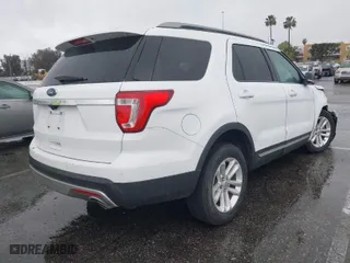 2017 Ford Explorer XLT with VIN 1FM5K7D86HGB92676, listed as a IAAI auction lot 41563193 with 124,164 mi miles. Bid and sale history available at carsss.com. Image 4.