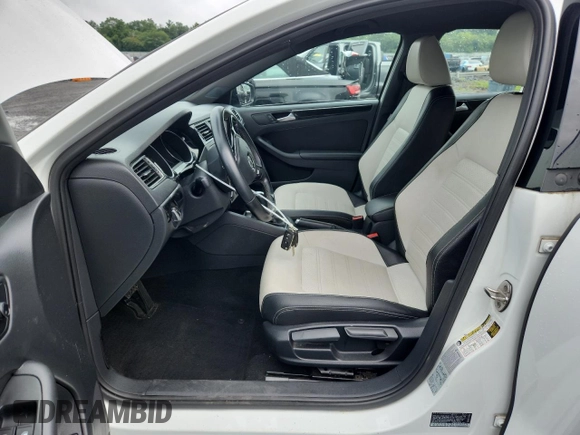 2015 Volkswagen Jetta SE z VIN 3VWD17AJ7FM220222, wystawiony jako Copart lot #62866345 z przebiegiem 68 273 mil mil oraz Szkoda całkowita • Salvage title. Historia ofert i sprzedaży dostępna na DreamBid. Obrazek 7.
