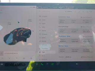 2018 Tesla Model 3 Long Range Battery z VIN 5YJ3E1EB9JF086703, wystawiony jako IAAI lot #42290193 z przebiegiem 46 255 mil mil oraz . Historia ofert i sprzedaży dostępna na DreamBid. Obrazek 7.