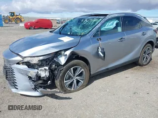 2024 Lexus RX 350 z VIN 2T2BAMBA0RC049779, wystawiony jako IAAI lot #41701330 z przebiegiem 2 560 mil mil oraz . Historia ofert i sprzedaży dostępna na DreamBid. Obrazek 2.