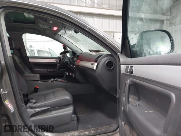 2008 Volkswagen Touareg V6 с VIN WVGBE77L18D028912, выставлен на аукционе IAAI как лот 41615381 с пробегом 182 982 миль миль и . История ставок и продаж доступна на DreamBid. Изображение 5.